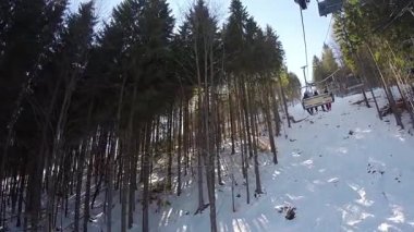 dağda insanlar bir teleferik taşır, kayakçı inerler Karlı dağlardan, kişi Kayak, yüksek Ladin yamaçta güneşli gün, ilk kişi