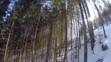 Bir teleferik dağda insanlar taşır. Kayakçı Karlı dağlardan inerler