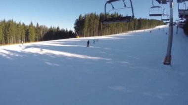 Bir teleferik dağda insanlar taşır. Kayakçı Karlı dağlardan inerler. Kişi Kayak, yüksek Ladin yamaçta güneşli bir gün