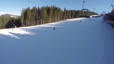 Bir teleferik dağda insanlar taşır. Kayakçı Karlı dağlardan inerler. Kişi Kayak, yüksek Ladin yamaçta güneşli bir gün