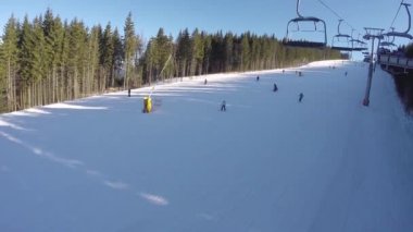 Bir teleferik dağda insanlar taşır. Kayakçı Karlı dağlardan inerler