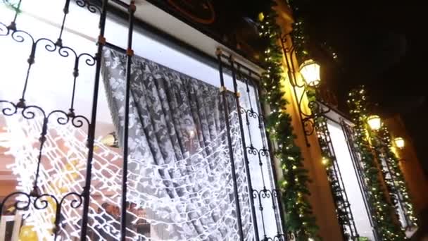 Exterior do restaurante no Natal, a decoração de Natal, o restaurante desvanece-se, luzes brilhantes, Fora, vitrais, decorações de Ano Novo, ano novo 2018 — Vídeo de Stock