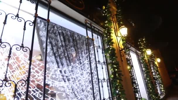 Buitenkant van het restaurant van Kerstmis, de decoratie van Kerstmis, de gevel van het restaurant, gloeiende lichten, buiten, Gebrandschilderd glas, New Years decoraties, nieuwe jaar 2018 — Stockvideo