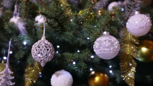 Julgransljus. Julgran, krans på ett nytt år, blinkande ljus, julbelysning. Nya år dekorationer, oskärpa — Stockvideo