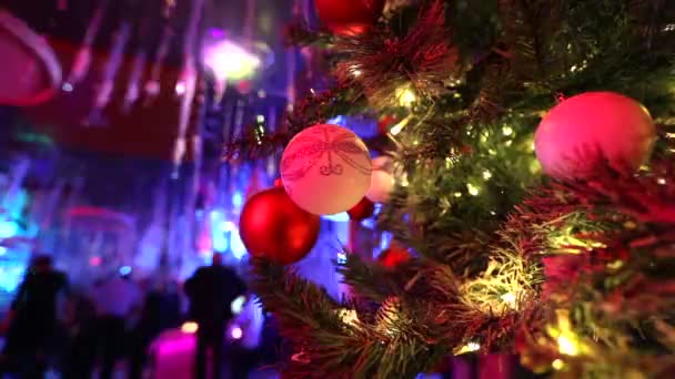 Luces del árbol de Navidad. Árbol de Navidad, guirnalda en Año Nuevo, luces parpadeantes, luces de Navidad. Decoraciones de Año Nuevo, primer plano — Vídeos de Stock