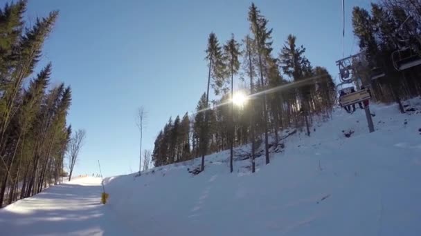Bir teleferik dağda insanlar taşır. Kayakçı Karlı dağlardan inerler — Stok video