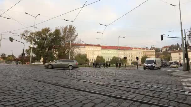 Gater i moderne by, bytrafikk, gate i moderne Praha, trikker og biler på plassen, i tide, Europa – stockvideo