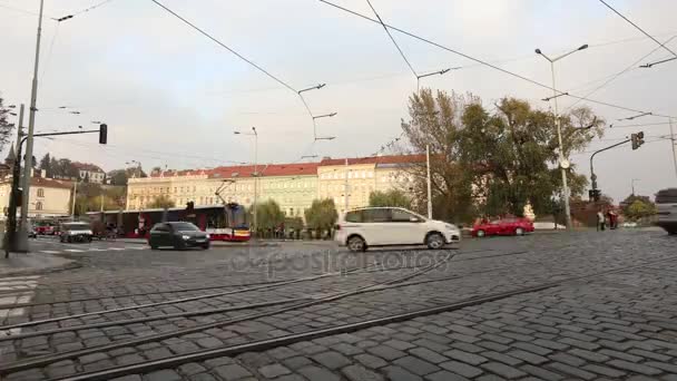 Ruas de uma cidade moderna, tráfego urbano, rua da Praga moderna, bondes e carros na praça, timelapse, Europa — Vídeo de Stock