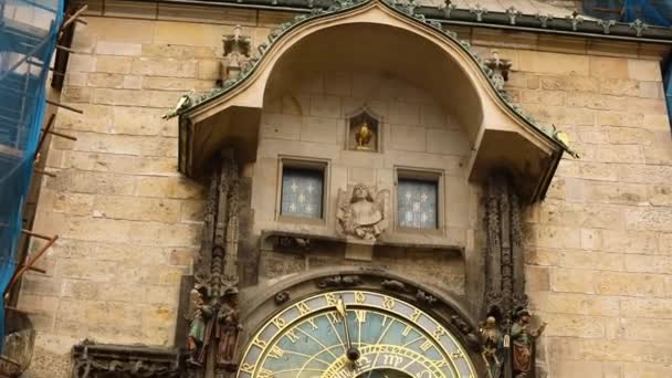 W Praga, Czech Republic, położony przy rynku starego miasta z zegarem astronomicznym. Praski zegar astronomiczny — Wideo stockowe