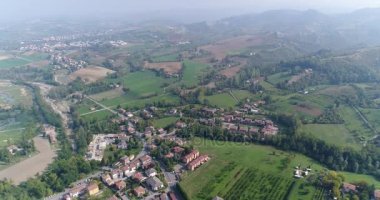 küçük bir antik İtalyan şehir, hava, bir yol dağlarda bir İtalyan Köyü