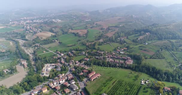 Een kleine oude Italiaanse stad, een Italiaanse dorp vanuit de lucht, een weg in de bergen — Stockvideo