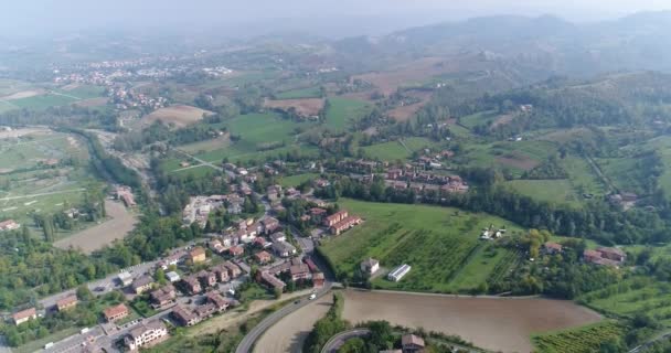 Kleine oude Italiaanse stad, een Italiaanse dorp vanuit de lucht, een weg in de bergen — Stockvideo