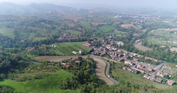 Petite ville italienne ancienne, un village italien des airs, une route dans les montagnes 