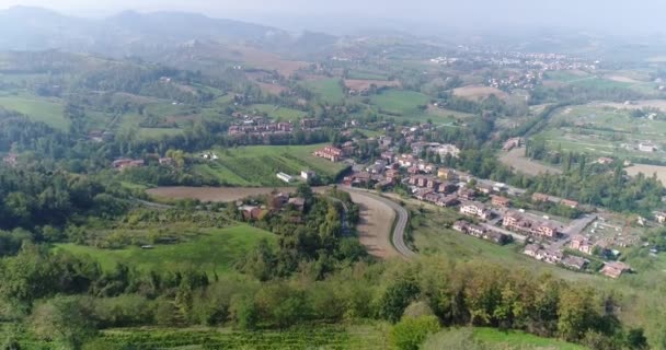 Kleine oude Italiaanse stad, een Italiaanse dorp vanuit de lucht, een weg in de bergen — Stockvideo