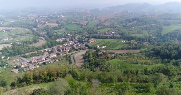 Lignes de rangées de vignes, herbe verte en dessous et feuilles dorées, sommet d'une colline, vignoble en automne, vue sur le dessus, gros plan, feuilles, aérien, vignobles, rangées de vignes, feuilles, France, Château, Italie, maison 