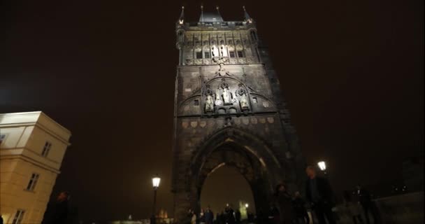 Utsikt över gamla stan tornet på Karlsbron i Prag, timelapse, gamla stan, vidvinkel, utsikt från den nedre punkten, timelapse, Prag — Stockvideo