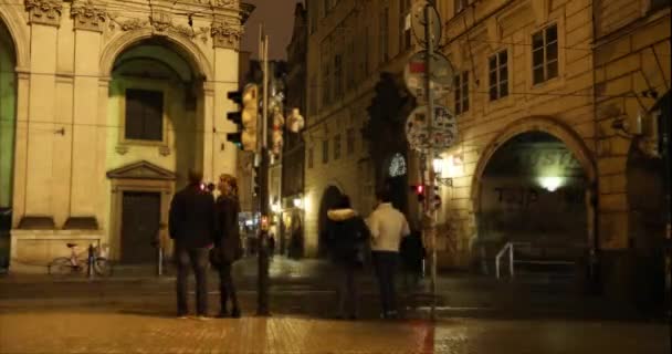 Noc Pragi, na ulicy, ludzie w ruchu miejskim cross timelapse autostrady, Zamek Praski, Praga — Wideo stockowe