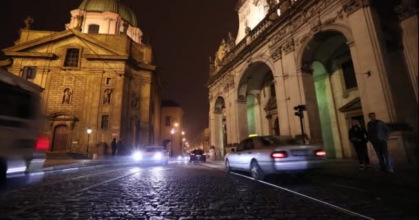 Natt Prag, stadstrafik på en natt street, människor korsar den highway, Prague Castle, timelapse, Prag — Stockvideo