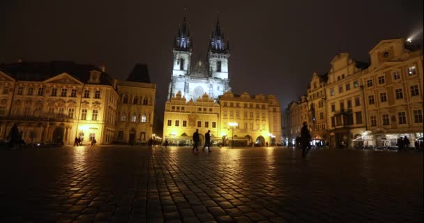 Vista a través de la Plaza Vieja hacia la Iglesia, timelapse, starom la plaza central de Praga, Castillo de Praga y la Ciudad Vieja, gran angular, vista desde el punto de abajo, Praga, octubre de 2017 — Vídeos de Stock