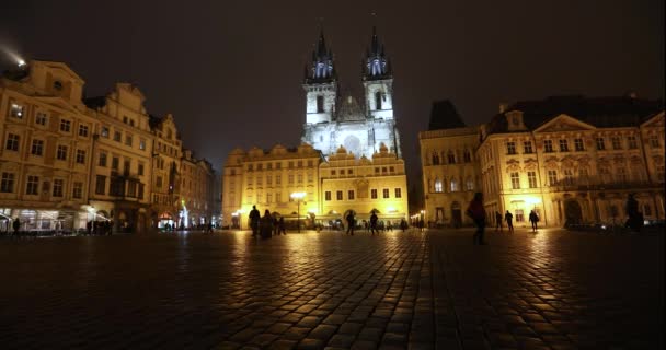 Vista a través de la Plaza Vieja hacia la Iglesia, timelapse, starom la plaza central de Praga, Castillo de Praga y la Ciudad Vieja, gran angular, vista desde el punto de abajo, Praga, octubre de 2017 — Vídeo de stock