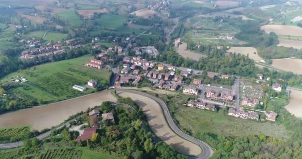 Widok z lotu ptaka napowietrznych winnic Włoch, małe miasto średniowieczne Włochy, Panoramic Zobacz z góry winnic Włoch — Wideo stockowe