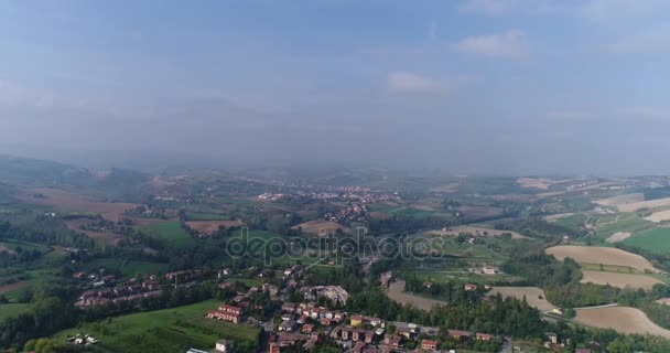 Εναέρια υπερκείμενη προβολή των αμπελώνων της Ιταλίας, μικρή μεσαιωνική πόλη της Ιταλίας, μοναδική πανοραμική θέα από ψηλά των αμπελώνων της Ιταλίας — Αρχείο Βίντεο