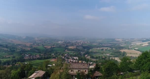 Veduta aerea dei vigneti d'Italia, piccola città medievale d'Italia, Veduta panoramica dall'alto dei vigneti d'Italia — Video Stock