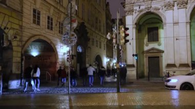 Gece Prag, bir gece sokak, insanlar üzerinde kentsel trafik arası otoyol, Prag Kalesi, timelapse, Prag 2017