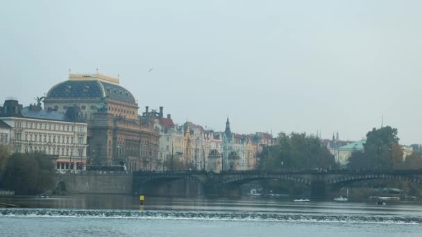 Вид через реку на старый город в Фегге, экскурсионная лодка по реке, широкий угол, Карлов мост, башня с часами, панорама, город — стоковое видео