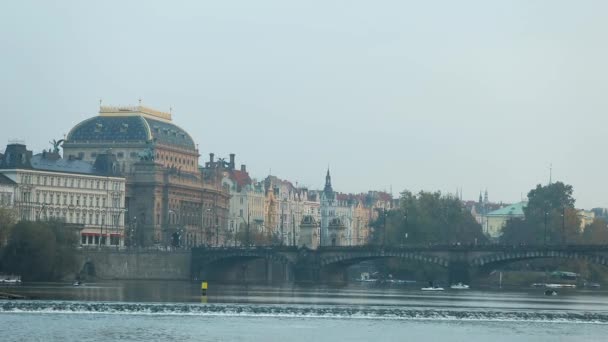Prag, gezi teknesi nehirde, eski şehre nehrin görünümü geniş açı, Charles Köprüsü, bir kule ile bir saat, panorama, Prag — Stok video