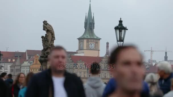時計塔、プラハ、2017 の背景にプラハのカレル橋にコマ撮り人 — ストック動画