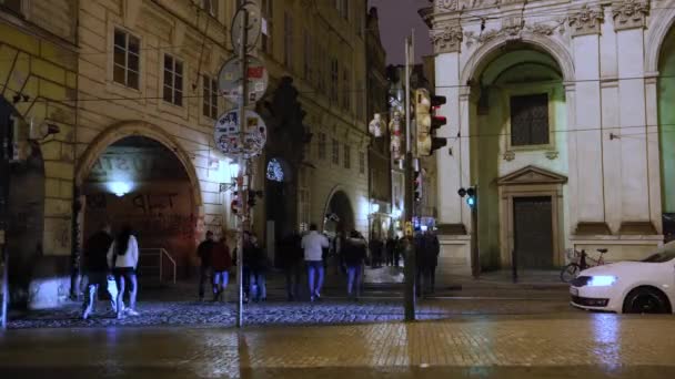 Notte Praga, traffico urbano su una strada notturna, la gente attraversa l'autostrada, Castello di Praga, timelapse, Praga 2017 — Video Stock