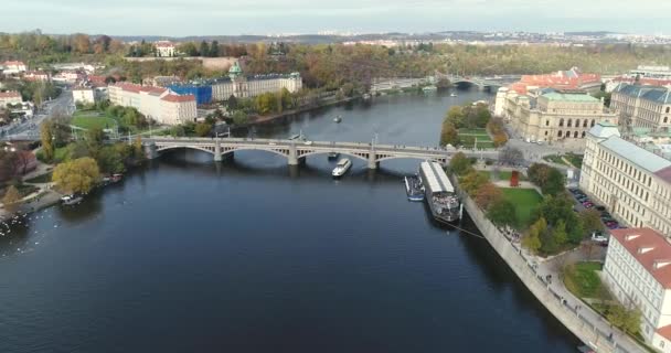 Panoramaudsigt fra oven til byen Prag og Karlsbroen, turister på Karlsbroen – Stock-video
