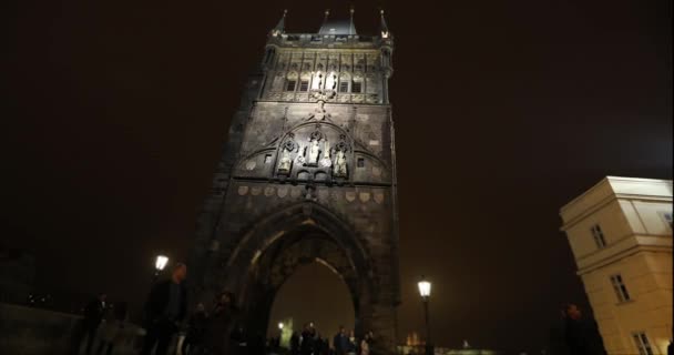 Vista da Torre da Cidade Velha na Ponte Charles em Praga, timelapse, Cidade Velha de Praga, ângulo largo, vista do ponto inferior, timelapse, Praga — Vídeo de Stock