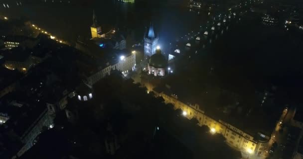 Вночі панорама міста Прага, Panoramic вид з повітря на собор Святого Віта в Празі, вогнями нічного міста Прага — стокове відео