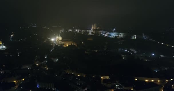 布拉格夜景, 全景从空气到 St. 圣维特大教堂在布拉格, 夜城市的灯, 布拉格 — 图库视频影像