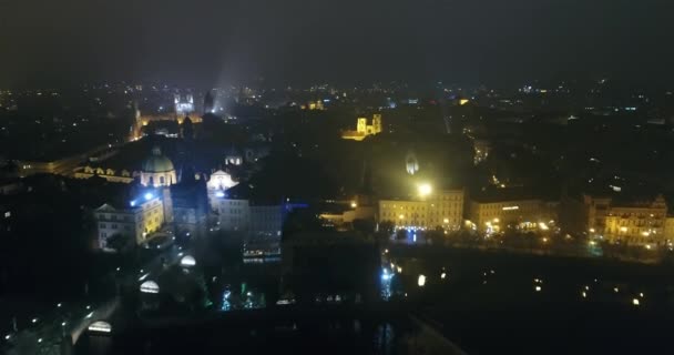 Éjszakai kilátás nyílik Prágára, a panoráma a levegő a régi város, Prágai éjszakai város fényei — Stock videók