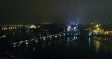 Prag, eski şehir için hava panoramik görünümü ve Charles Köprüsü, gece şehrin, Prag ışıkları gece Panoraması