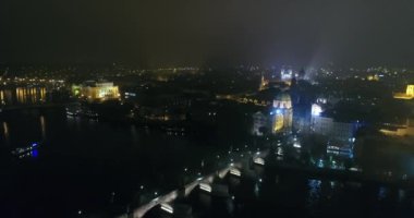 Prag, eski şehir için hava panoramik görünümü ve Charles Köprüsü, gece şehrin, Prag ışıkları gece Panoraması