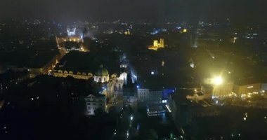 Prag, eski şehir için hava panoramik görünümü ve Charles Köprüsü, gece şehrin ışıkları gece Panoraması