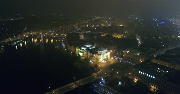 Natt panorama över Prag, panoramautsikt från luften till gamla stan, tänder av staden natt — Stockvideo