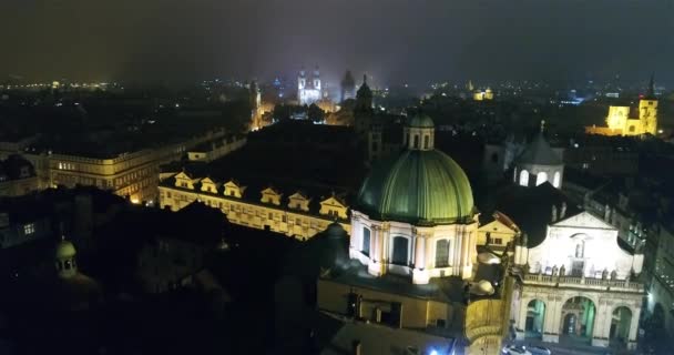 Вночі панорама міста Прага, Panoramic вид з повітря на собор Святого Віта в Празі, вогнями нічного міста Прага — стокове відео