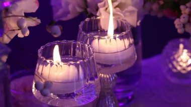 Tablo, gözlük ve Noel mumlar tablo, düğün süslemeleri, beyaz balmumu candleswith cam şamdan, dekoratif mum mum ile cam şamdan, Restoran, iç mekan, yakın çekim