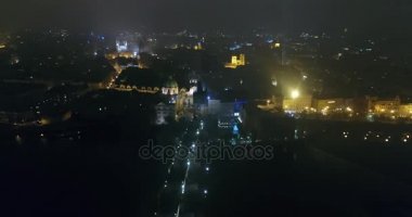 Prag, eski şehir için hava panoramik görünümü ve Charles Köprüsü, gece şehrin ışıkları gece Panoraması