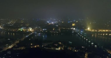 Prag gece panorama, panoramik hava eski kasaba, gece şehrin ışıkları