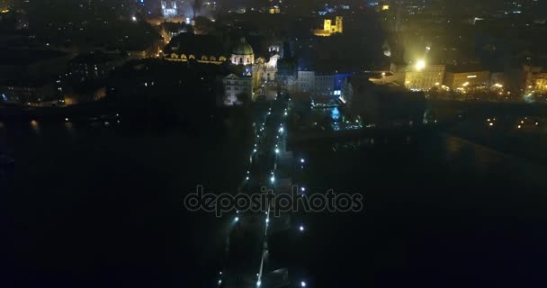 Natt panorama över Prag, panoramautsikt från luften till gamla stan och Karlsbron, lampor natt centrum, Prag — Stockvideo