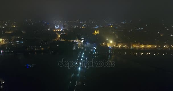 Natt panorama över Prag, panoramautsikt från luften till torget i gamla stan, ljus natt centrum, Prag — Stockvideo