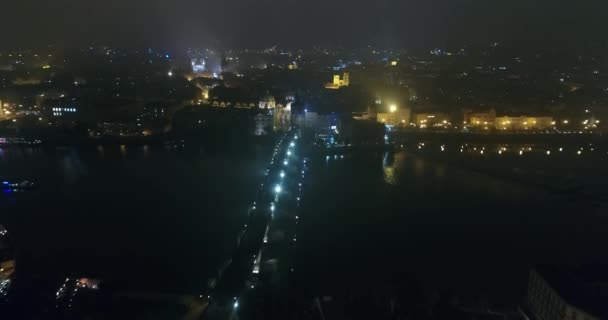 布拉格夜景全景, 从空气到老城和查理大桥的全景, 布拉格夜景的灯光 — 图库视频影像