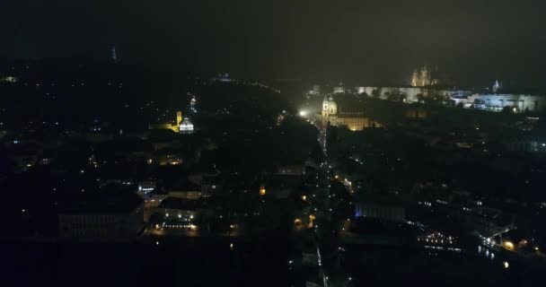 Ночная панорама Праги, панорамный вид с воздуха на Староместскую площадь, огни ночного города, Прага — стоковое видео
