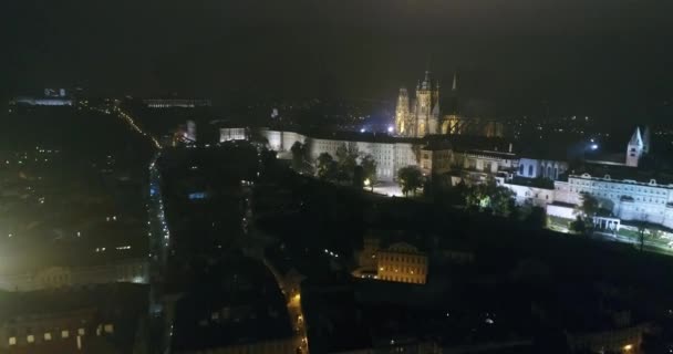 布拉格夜景全景, 从空气到老城广场的全景, 布拉格夜景的灯光 — 图库视频影像